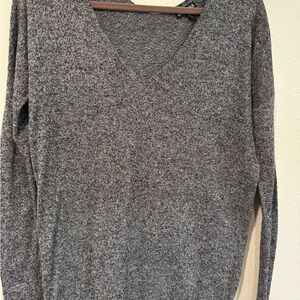 Express Soft Gray V-Neck Sweater – Size S C031